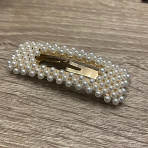 Hårspännen  - Ett gulligt hår spänne har aldrig använt och kommer tyvärr inte ihåg vart jag köpte det, skriv vid intresse, så kan vi prata om betalnings sätt <3