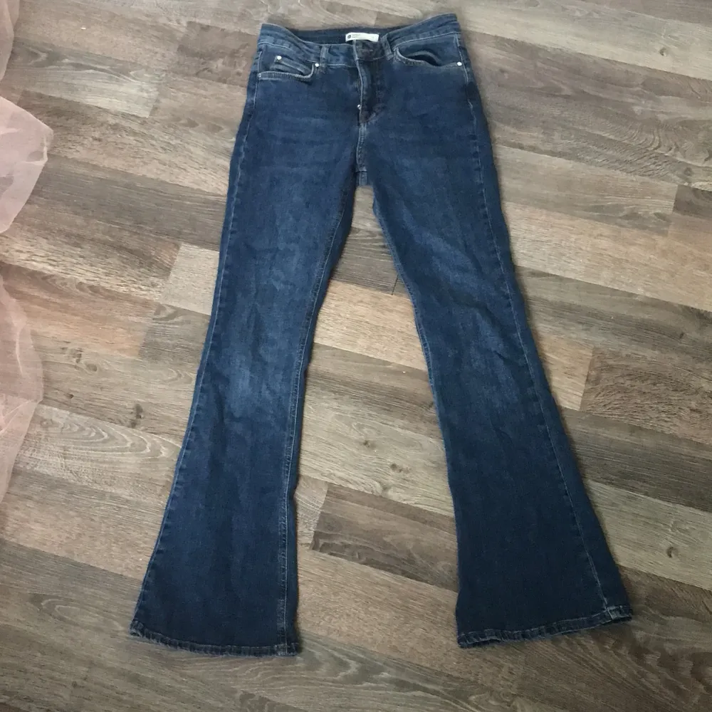 Skulle jätte gärna vilja behålla dessa jeans, men längden på jeansen var korta för mig som är 170 cm. Men annars är dessa jeans jätte snygga.. Jeans & Byxor.
