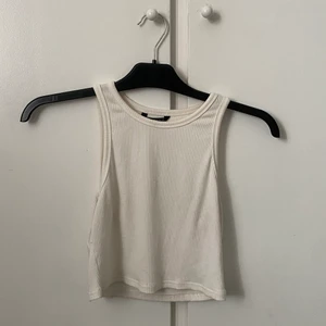 Vitt linne - Från shein. Säljer pga att jag har liknande hemma💛💕Börja buda vid 50kr