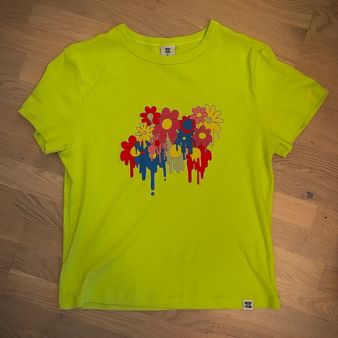 Limegrön top med acid blommor - 90