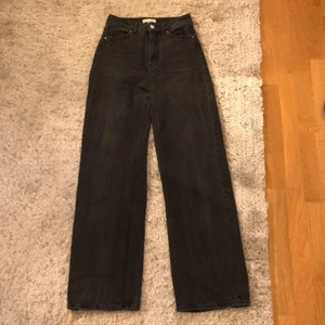 Washed black jeans  - Jeans i fint skick från hm, strl 34. Säljer pga att de ä lite korta för mig. Jag är 173 cm lång och de ligger precis på foten. Köparen står för frakten🤍
