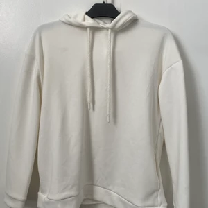 vit Hoodie - Från zalando💓💛Det finns en fläck på som är lätt att tvätta bort💛Den är ganska tunnt material vilket påverkar priset💕Börja buda vid 50kr