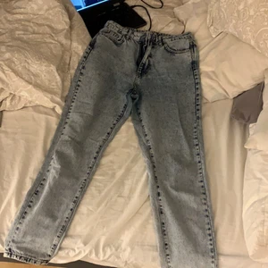 Jeans - Gina jeans. Säljer dessa endast för ja nt vill ha dom mer. Andvänd många gånger men är också VÄLDIGT bra skick. Köpt för 500kr