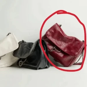 Röd axelremsväska  - Intressekoll!!!!  Röd väska från zara som är väldigt eftertraktad. Helt slutsåld och köpt för 1 år sedan. Använd väldigt lite och väldigt sparsamt😊💕 finns både långt och kort band har sålt en svart också där det finns fler bilder. buda