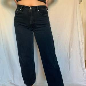 Skitsnygga Svarta Raka och vida levis jeans i storlek 28, lite korta på mig som är 177 och har relativt långa ben. 