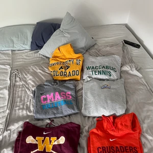 Vintage College hoddies i strl m-xl - Bra cond på alla, inga hål, fläckar eller slitage mm. 250 stycket eller 1000 för alla. Bra resell värde. Vid frågor är det bara att skriva.