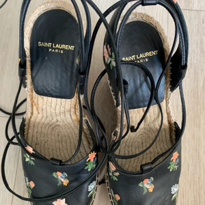 saint laurent wedges platå - saint laurent wedges platå klack med söta blommor på. Köpa på vestiare. Nypris ca 5000kr. Storlek 38, true to size
