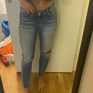 Otroooligt snygga och sköna jeans från Replay i storlek 30. Dem är väldigt stretchiga, låga i midjan, har en del slitningar och sitter så bra på!!🍑 Har använt dem en hel del tidigare men tyvärr knappt längre så någon annan kan få bättre användning för dem!🥰