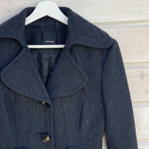 Jacka storlek S  - Köpt för länge sedan från Vero Moda, storlek S och är figursydd. Använd en säsong och sedan hängt i garderoben då stilen inte riktigt var min. Knapparna är lite lösa men går att sy fast, om köparn önskar gör jag detta innan jag skickar den. Bra kvalite och inte sliten bortsett från knapparna som är lite lösa.  Betalas via swish. 