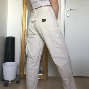 Vita jeans  - Vita jeans med härliga detaljer. Inköpta här på plick, tänkte använda de som oversize byxor men var lite för stora ändå för min smak vilket var synd. W34 L34 (men avklippta lite på längden ser det som)