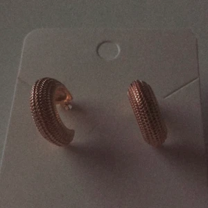 Hoop earrings  - Ett par hoop earrings i guld! 20 + 12kr frakt = 42kr totalt! ‼️‼️HELT OANVÄNDA‼️‼️ skickas samma dag som du betalar så ingen väntetid 