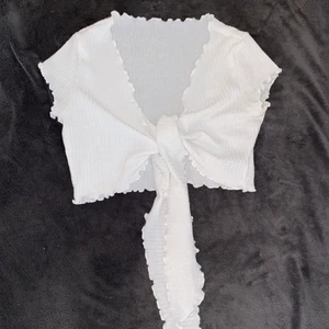 Söt topp  - Jätte fin topp från Shein, använd endast ett par gånger💕 Super skön nu på sommaren! Storlek M men passar S oxå då den är lite mindre i storleken. 