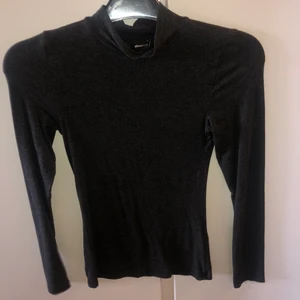 Långärmad tröja (strl S) - Långärmad tröja med lite polo vid halsen. Helt ok skick, använt några gånger men mycket fin och bekväm ändå. Stretchig i materialet!