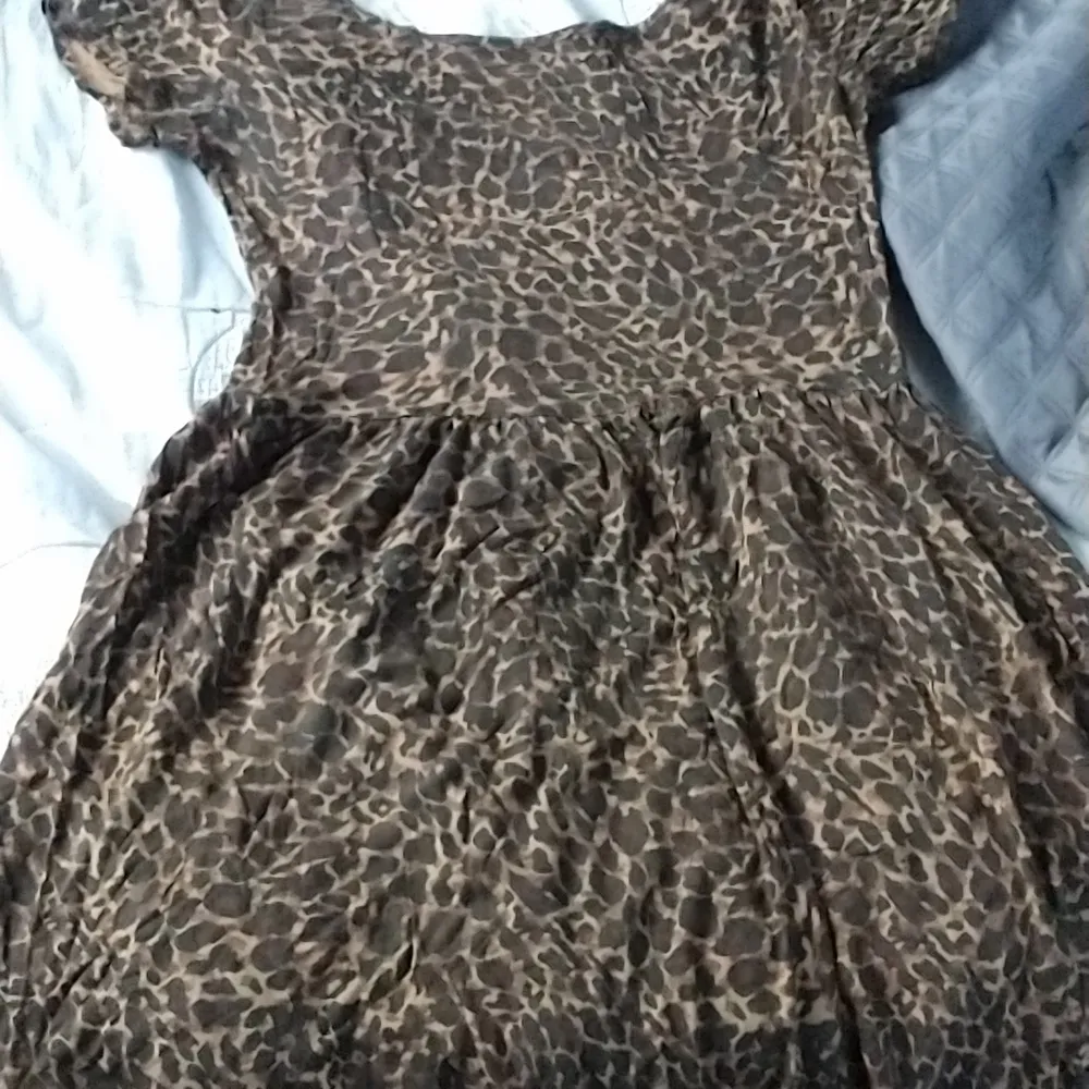 Leopard mönstrad klänning ( är en mycket varmare färg än i bilderna ) i XL, kan skicka fler bilder om det önskas 🤎🖤. Klänningar.