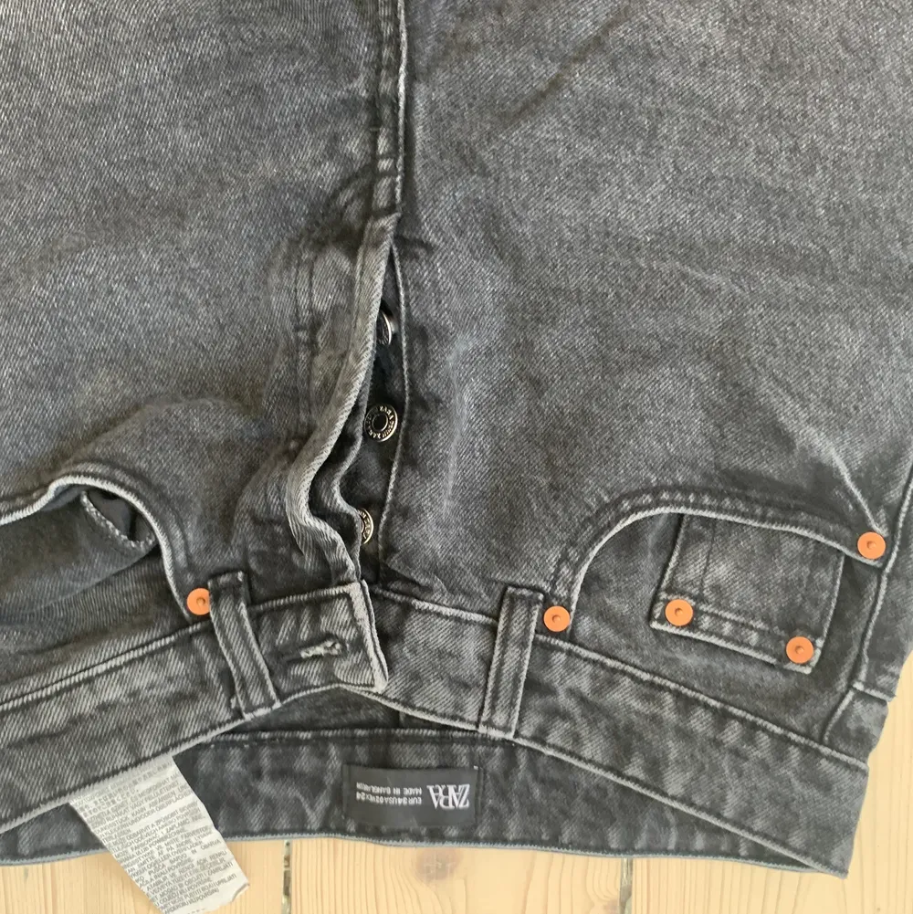 Stentvättade mom jeans ifrån zara i storlek 34 ⭐️. Jeans & Byxor.