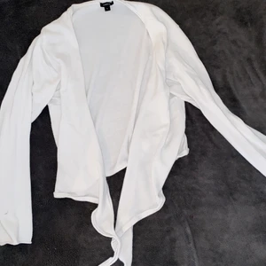 Vit kofta  - Vit enkel kofta💕 storleken som står i den är L men jag tycker verkligen den passar mer till en S eller M!