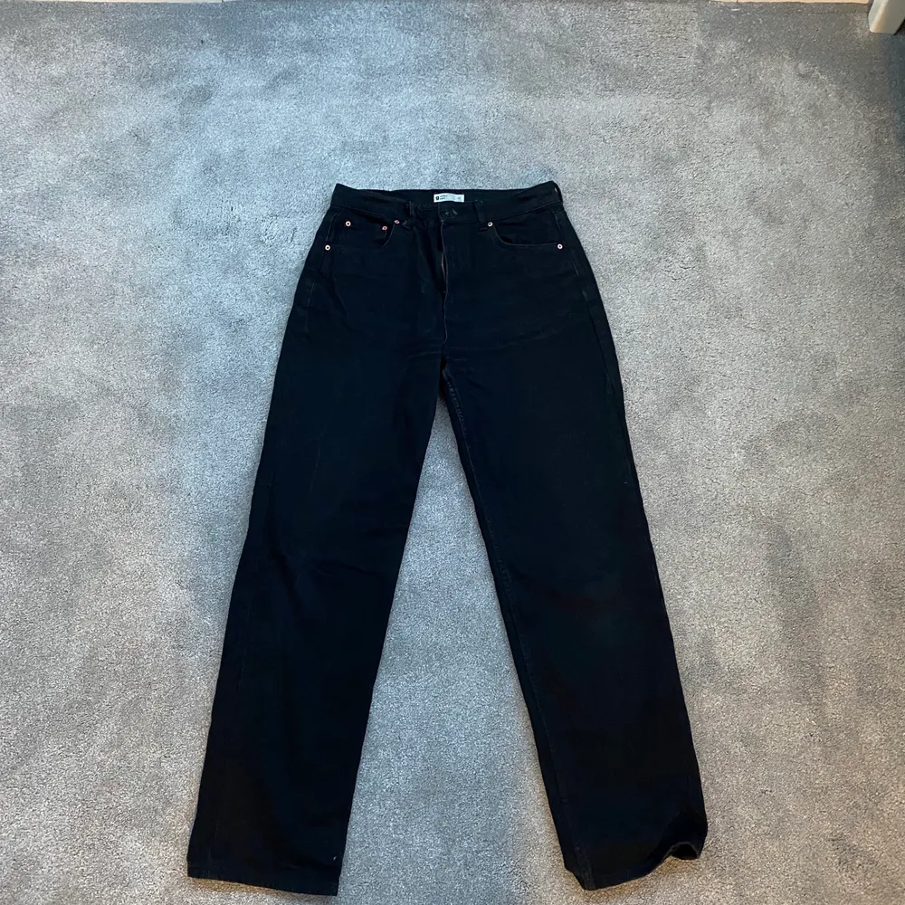 Säljer mina ”90’s highwaist jeans” från Ginatricot för att dom har blivit för stora. Inga hål, helt skick, köparen betalar för frakt. Jeans & Byxor.