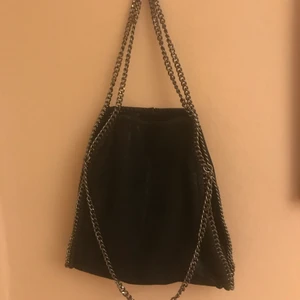 Stor väska - Stor väska med mycket utrymme för att få plats med det mesta. Den har 4 fack och väskan går att stänga helt om de önskas. Väskan är i bra skick. Tyget på väskan är skimrande mocka imitation.