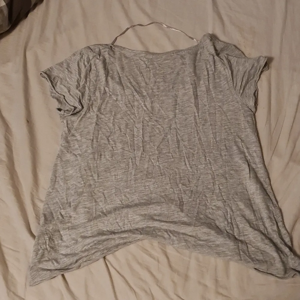 Tunt grå tshirt med korta ärmar i strl M. T-shirts.