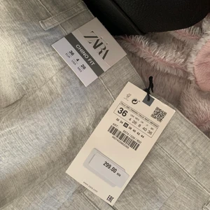 Chinos - Skit snygga chino byxor ifrån zara, påminner om de populära linne byxorna! Helt nya, säljer då jag har två par!! Strl 36!!! Köpta för 299!