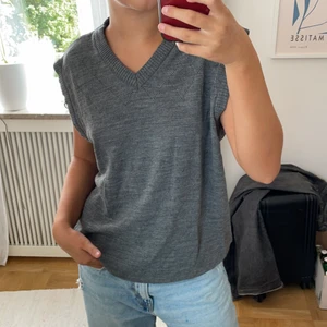 Vintage grå väst, aningen oversized - En vintage stickad grå väst, använd en gång, finns ingen storlek men sitter oversized