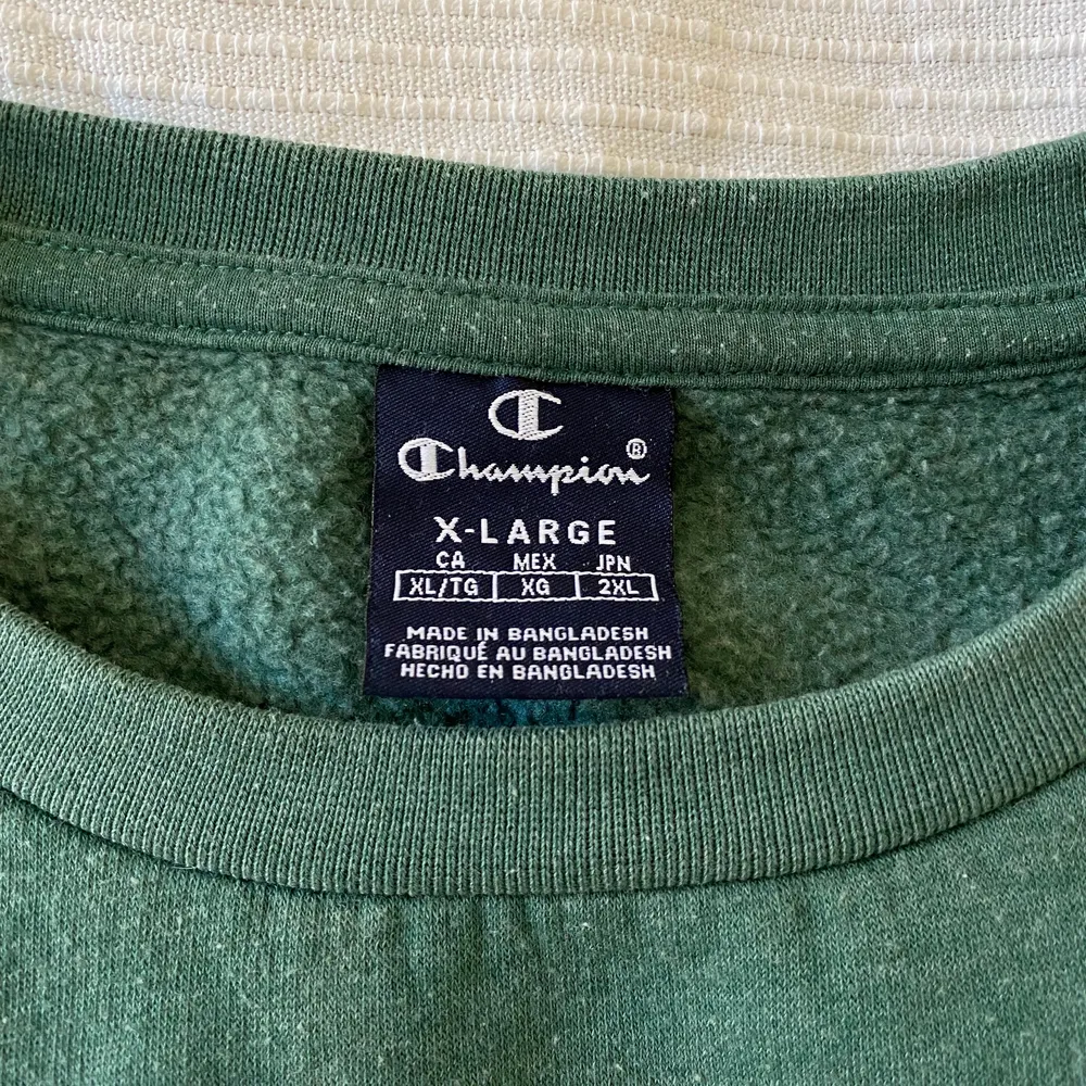 Jättemysig grön oversized Champion sweatshirt. Använd men i bra skick! Nypris: 500kr. Tröjor & Koftor.