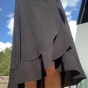 SLUTSÅLD KJOL CO’ COUTURE - Oanvänd kjol med ”skärp” i midjan (går att ta av!). Storleken står inte men skulle säga att den passar S-L beroende på skärpet men även stretchig. Originalpris 1000kr