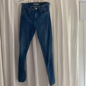 Jeans från Levis i modellen 720 High Rise Super Skinny! Köpta i USA 2019. Nypris runt 400 kr 