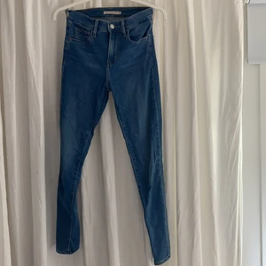 Skinny jeans - Jeans från Levis i modellen 720 High Rise Super Skinny! Köpta i USA 2019. Nypris runt 400 kr 