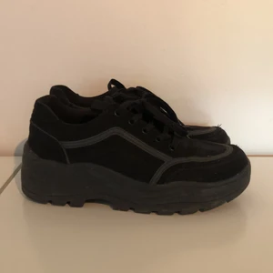 Svarta sneakers - Svarta sneakers från dinsko/skopunkten. Storlek 38. Sparsamt använda