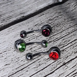 Piercingar  - 1,6 mm tjocka. Den röda har använts några få gånger, dom andra är aldrig använda. 