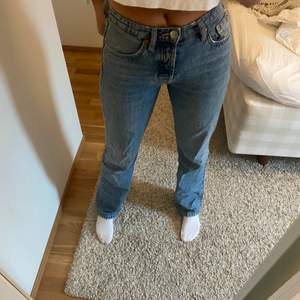 Skit snygga jeans från zara, storlek 34, köparen står för frakten ❤️ köp direkt för 500kr