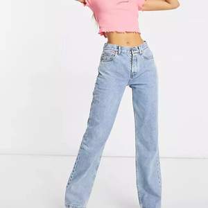 Ett par assnygga ljusblå jeans ifrån Asos andvända ett fåtal gånger! Är 165 cm