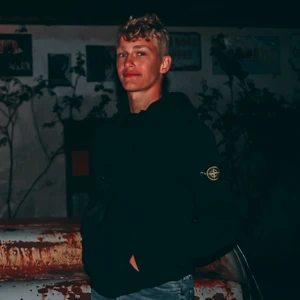 Stone Island Hoodie - Stone Island hoodie i Svart färg.  Skick: 7/10, liten skada i underarmen Storlek: Large  Köpt på Stone Islands egna affär på mäster Samuelsgatan 2. Nypris numera: 2600kr   Kvitto, tags och påse medföljer.   Med vänlig hälsning, Lucas!