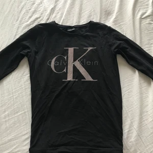 Svart, långärmad ck tröja - Svart långärmad ck tröja, passformen är till en XS/S-164 men skulle funka till en M med fast ärmarna är ganska korta så rekommenderar till XS/S-164 om man känner för det. Det är bara att fråga om mer bilder om ni behöver och om ni vill köpa den så kan jag tvätta den innan om ni vill det.