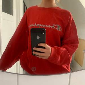 Jätte fin röd vintage sweatshirt från champion! (Finns ett jätte litet hål vid högra armen, skriv för fler bilder) budgivningen sker ifall flera är intresserade<3