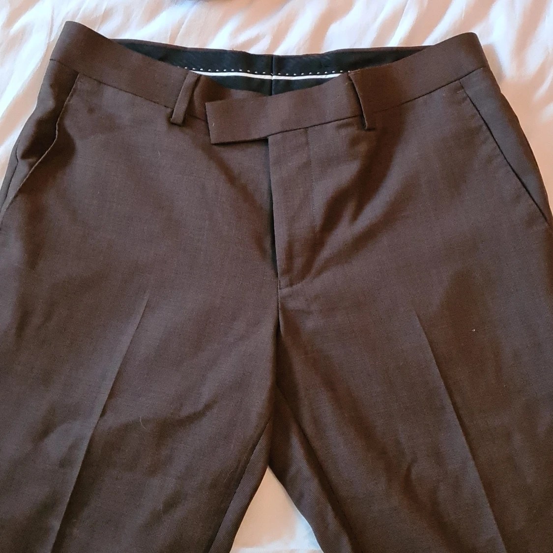 Bruna kostymbyxor från Bläck