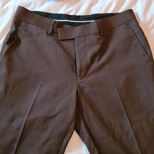 Bruna kostymbyxor från Bläck - Bruna kostymbyxor från Bläck, storlek 48 tailored fit. Endast använda en eller två gånger.