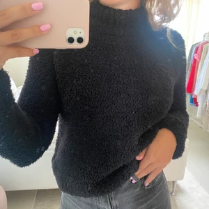 Svart tjocktröja med lite polokrage - Snygg svart tjocktröja med lite polokrage i superskönt teddytyg. Köparen står för frakten. 