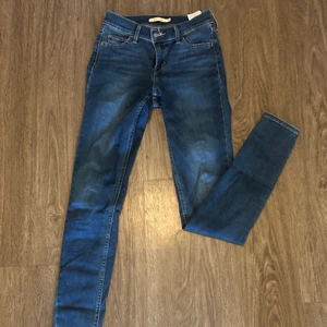 Levi’s Jeans - Säljer dessa Levi’s jeans då jag inte får någon användning för de nåt mer. Det är skinnyjeans med väldigt bra stretch. Byxorna är i storlek 26 som passar mig som har storlek 36 i jeans/ byxor. Köpta för 700-800:- så säljer för 200 eller bud. Skriv till mig om du har förslag på pris. Du själv står för fraktkostnaden.