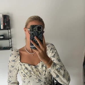Blommig topp - Säljer min fina blommiga topp från Urban outfitters. I princip oanvänd. Tröjan är storlek L men passar på mig som är S/M. Orginal priset är ca. 500kr. Köparen står för frakt och betalningen sker via Swish. Hör av er vid frågor eller intresse! 💙💙 