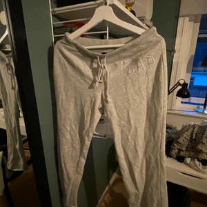GAP mjukisbyxor - Ett par sjukt sköna och snygga lågmidjade mjukisbyxor från GAP. Är ett par perfekt gråa mjukisbyxor, storlek S