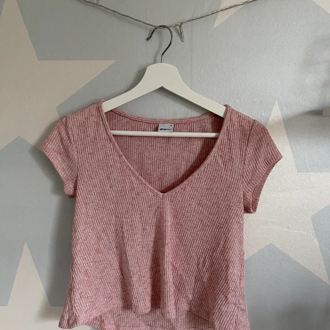 Fin v-ringad topp - 90