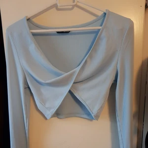 Långärmad topp - Jättesöt blåärmad topp i storlek XS, använd en gång! Köparen står för frakt men kan mötas upp i Västerås 