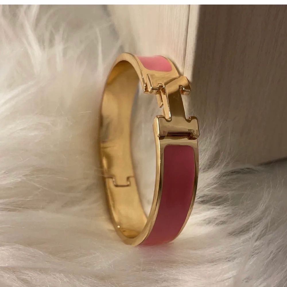 Jätte fina Hermes armband som är oanvända. Finns i vit/ rosa med guld men andra färger kan beställas. 1=250kr, 2=400kr. Box och påse kan fixas för 50kr. Kan skickas spårbart eller med frimärke eller hämtas i Malmö :) (kopior). Accessoarer.