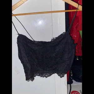 Svart topp - Ser bättre ut på! Använd ett par gånger men fortfarande i bra skick. Står att den är i strl M men passar en S/XS som mig själv. Skicka pm för bättre bilder!😁