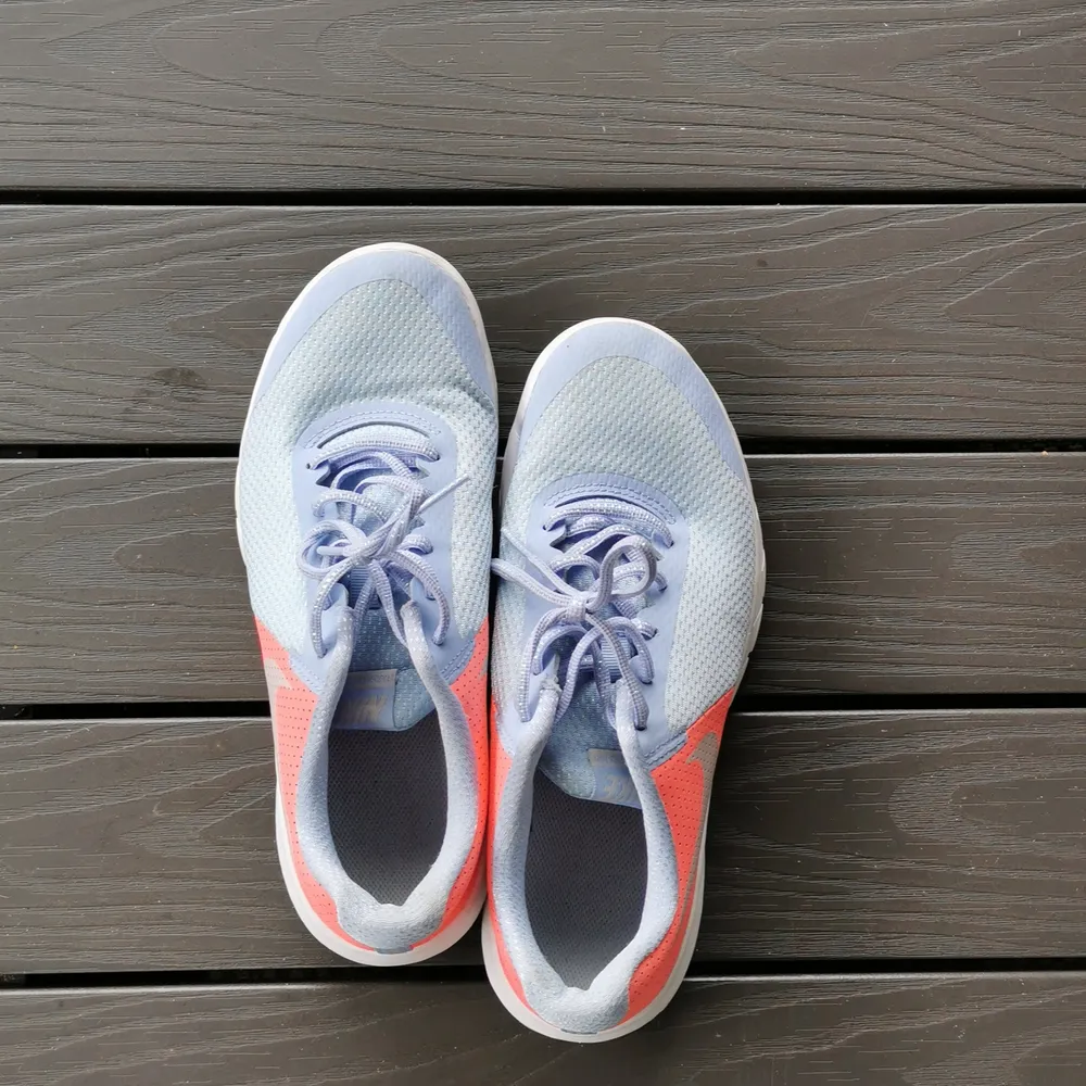 Säljer dessa fina skor från Nike då de ej kommer till någon användning längre, dom är blå/lila och corall färgade och har glitter på skosnörena samt främre delen av skon. Dem är använda ett fåtal gånger och är rena. Dem är i strl 38,5 men passar en 38 lika bra. 💕KÖPARE STÅR FÖR FRAKT💕. Skor.