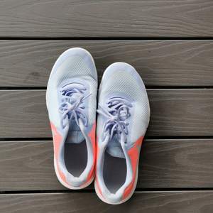 Säljer dessa fina skor från Nike då de ej kommer till någon användning längre, dom är blå/lila och corall färgade och har glitter på skosnörena samt främre delen av skon. Dem är använda ett fåtal gånger och är rena. Dem är i strl 38,5 men passar en 38 lika bra. 💕KÖPARE STÅR FÖR FRAKT💕