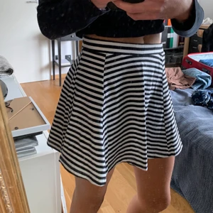 Randig kjol - Superfin randig kjol i storlek 146/152 i barnstorlek. 