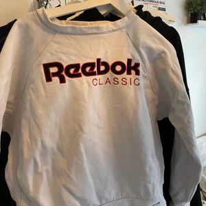 Reebok classic sweatshirt  - Sweatshirt perfekt inför hösten. Strl S. Passar till allt. Har lite missfärgning längst ner på vänster baksida (swipa för bild). Buda på privat meddelande!